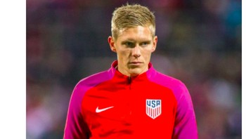 Aron memilih membela AS karena menganggap lebih punya peluang bermain di Piala Dunia. Ia memang sempat tampil sebagai cadangan di Piala Dunia 2014, namun sekarang tak dipakai karena prestasinya menurun. Jika saja striker Werder Bremen ini membela Islandia, agaknya dia bakal menjadi pemain penting. Foto: istimewa