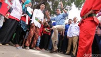 Melihat gerakan tersebut, Sandiaga seketika loncat dan mengeluarkan jurus-nya. Jurus andalan tersebut dikatakannya merupakan jurus baru. Saya mengeluarkan jurus Tapak Bumi Mengejar Destinasi, katanya kepada wartawan. Foto: Noval Dwhinuari Anthony/ detikcom