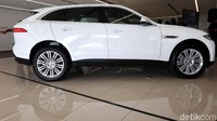 Jaguar F-Pace ini merangkum semua kelebihan yang disuguhkan oleh Jaguar. Desain yang menawan, interior mewah, ketangguhan berkendara dan penggunaan teknologi mutakhir.