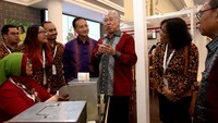 Enggartiasto melihat proses pembuatan rokok. (Dok Sampoerna).