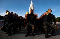 Tentara yang berlatih untuk membawa tandu emas