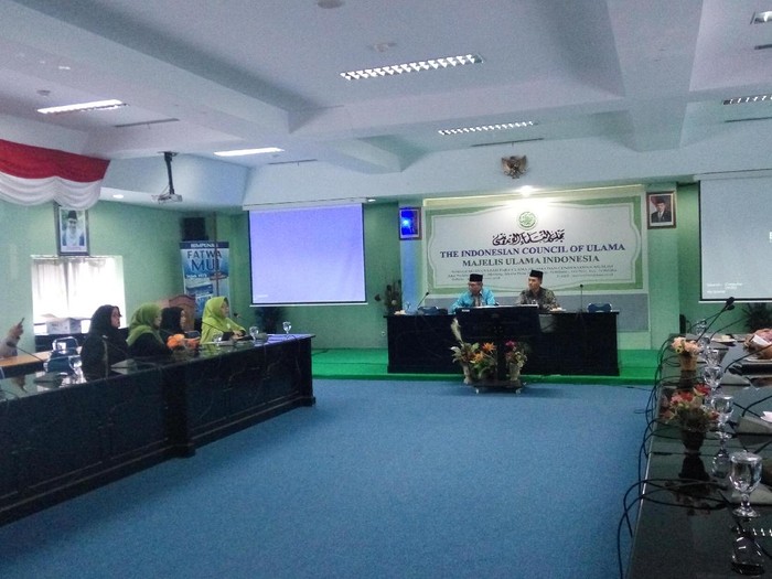 Foto: Sejumlah masyarakat dari berbagai komunitas halal mendatangi MUI terkait imunisasi meases rubella (MR). (Faiq Hidayat/detikcom) Foto: Sejumlah masyarakat dari berbagai komunitas halal mendatangi MUI terkait imunisasi meases rubella (MR). (Faiq Hidayat/detikcom)