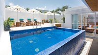 Nuansa modern pun juga dapat ditemukan dalam rumah nanas tersebut. Misalnya saja keberadaan kolam renang privat yang disertai dengan payung dan kursi untuk berjemur (Nickelodeon Hotels & Resorts Punta Cana/Facebook)