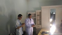 Sekarang hari ini lebih ke persiapan upacaranya karena memang akan ada upacara pelantikan karena disitu ada aturannya kita mengikuti prosesnya termasuk persiapan untuk kelengkapan pakaian dan lain sebagainya, ujar Anies.