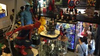 Ada beberapa ruang display di museum. Ruangan yang pertama diisi dengan ribuan figur superhero dengan berbagai bentuk dan ukuran. Mainan yang terlihat mahal dari Marvel dan DC diletakkan di dalam lemari kaca (Batcat Museum & Toys Thailand/ Facebook)