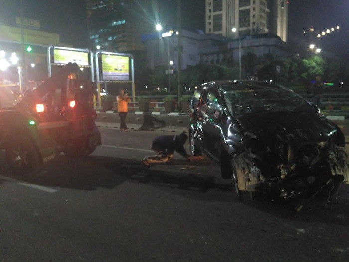 Minibus Ringsek Tabrak Separator Busway di Semanggi