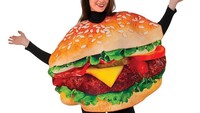 Kostum burger ini berupa kaos dan legging hitam. Yang jadi pusat perhatian tentu saja ilustrasi burger di bagian tengahnya. Kelihatan meriah banget! Foto: Istimewa