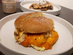 7 Speed: Menikmati Tampa Cheese Burger Bersama White Fuel di Kafe Mungil