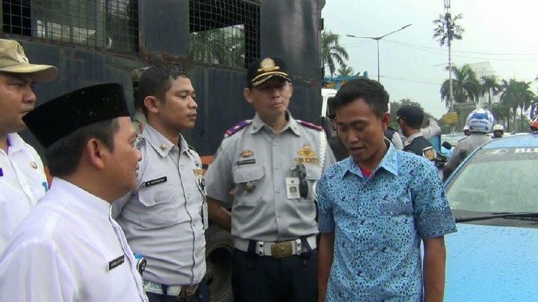 Tangisan-Tak Hafal Pancasila, Begini Penertiban Trotoar di Jaksel Tangisan-Tak Hafal Pancasila, Begini Penertiban Trotoar di Jaksel