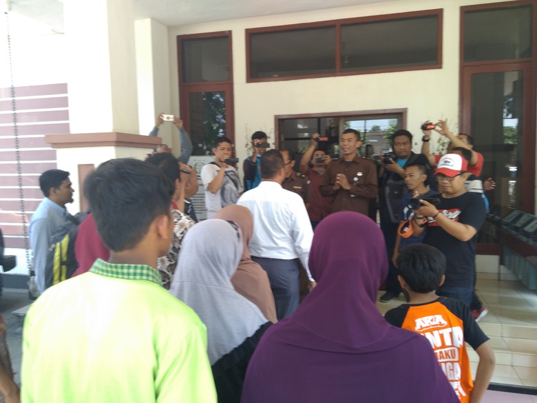 Bapak Anak Menantu Ditahan Karena Curi Kayu, Warga Datangi Kejari Bapak Anak Menantu Ditahan Karena Curi Kayu, Warga Datangi Kejari