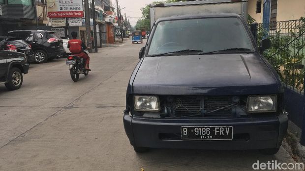 Warga Kedoya Masih Bandel, Mobil Tetap Diparkir di Depan Rumah