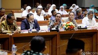 Para jemaah menginginkan masalah ini segera diselesaikan. Mereka khawatir semakin tak ada titik cerah soal kasus ini.
