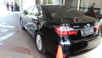 Sedan yang terparkir di Kompleks Kemendagri mengalami kerusakan di bagian kacanya. Kerusakan ini dampak penyerangan yang terjadi Rabu (11/10) kemarin