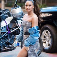Demi Lovato memakai jaket denim dengan cara berbeda. Tren memakai jaket seperti ini bukan hanya diikuti Demi tapi juga Gigi, Bella Hadid, Selena Gomez dan Rihanna. Foto: Ist.