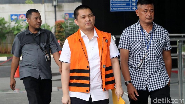 Aditya Moha Tegaskan Suap Selamatkan Ibu Duit dari Kantongnya Aditya Moha Tegaskan Suap Selamatkan Ibu Duit dari Kantongnya
