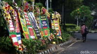 Karangan bunga itu meluber di tepi jalan.