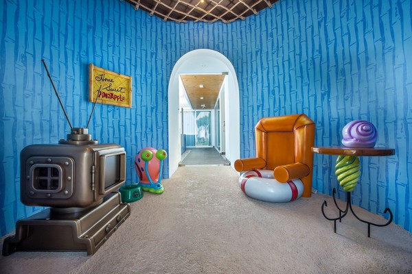 Tidak hanya mirip dari sisi luarnya saja, isi rumah nanas yang ikonik ini juga dibuat persis dengan rumah di kartun Spongebob (Nickelodeon Hotels & Resorts Punta Cana/Facebook) Tidak hanya mirip dari sisi luarnya saja, isi rumah nanas yang ikonik ini juga dibuat persis dengan rumah di kartun Spongebob (Nickelodeon Hotels & Resorts Punta Cana/Facebook)