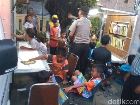 Anak-anak antusias untuk membaca buku yang disediakan di Polsek Johar Baru