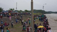 Warga bahkan sedari pagi sudah menunggu air mulai surut (Bahtiar Rivai/detikcom)