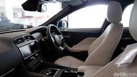 Selain mesin dari segi eksterior,interior, dan kaki-kaki F-Pace anyar ini memiliki perbedaan dengan F-Pace sebelumnya