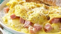 Keju dan daging asap jadi isian klasik omelet. Jumlah isiannya tentu saja bisa disesuaikan selera. Rasanya gurih mantap!Foto: Istimewa