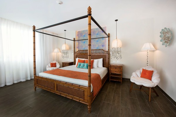 Bagian kamarnya pun juga dibuat mirip, hanya saja tanpa kehadiran jam berbentuk pipa yang menjadi alarm bangun pagi Spongebob. Secara suasana, perabot yang ada juga dibuat bertema bawah laut (Nickelodeon Hotels & Resorts Punta Cana/Facebook) Bagian kamarnya pun juga dibuat mirip, hanya saja tanpa kehadiran jam berbentuk pipa yang menjadi alarm bangun pagi Spongebob. Secara suasana, perabot yang ada juga dibuat bertema bawah laut (Nickelodeon Hotels & Resorts Punta Cana/Facebook)