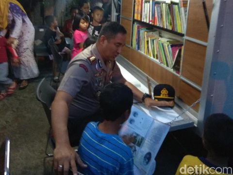 Kapolres Jakpus Kombes Ario Seto mengajak anak-anak berbincang soal bacaan yang disediakan