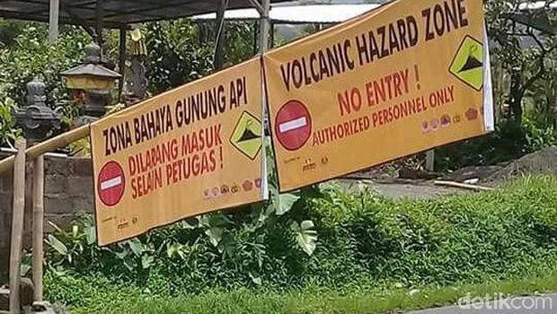 Portal ini dipasang untuk menjaga warga memasuki zona merah Gunung Agung