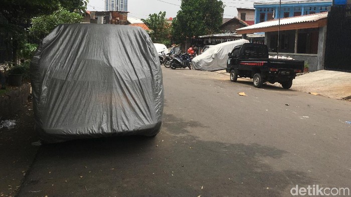 Warga parkir sembarangan (Arief-detikcom)