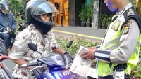 Bahkan beberapa pengendara sepeda motor juga ikut terjaring razia akibat menggunakan lampu strobo. Istimewa/Instagram/tmcpoldametro.