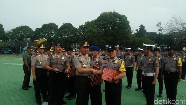 penghargaan dari Kapolda Jabar untuk Brigadir Dikri