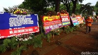 Karangan bunga ini dikirimkan sejumlah kalangan.