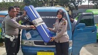 Tak hanya kendaraan pribadi, beberapa angkutan umum juga terkena razia petugas. Istimewa/Instagram/tmcpoldametro.