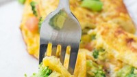 Kalau punya sedikit sisa brokoli dan tomat, bisa Anda jadikan isian omelet. jadinya makin lengkap nutrisinya dan rasanya renyah gurih.Foto: Istimewa