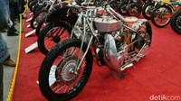 Hal yang lebih unik lagi dari motor tersebut adalah bagian ban yang diukir. Menurut Ari, mengukir ban adalah tugas yang paling sulit dalam mengerjakan proyek motor Madrasah 01 ini.