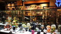 Karena koleksinya semakin banyak, Nitimongkolchai memutuskan untuk membuat museum yang memajang mainannya pada tahun 2012. Museumnya terlihat begitu keren dengan gambar dan figur superhero di berbagai sudut, serta adanya pintu geser ala film Star Trek (Batcat Museum & Toys Thailand/ Facebook)