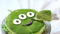 Matcha mille crepe berwarna hijau ini dibuat mirip alien. Enak dan lucu! Foto: Instagram sweet_essence