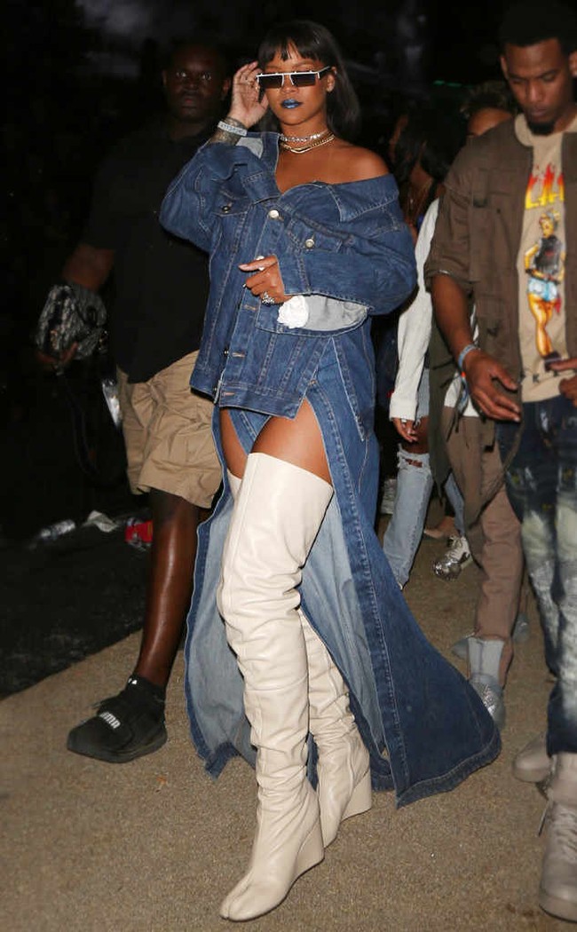 Rihanna tidak tanggung-tanggung memeragakan tren denim on denim dengan jaket dan rok double high-slit. Bahkan lipstiknya juga berwarna biru metalik saat menghadiri Coachella tahun ini. Foto: Ist.