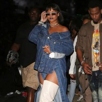 Rihanna tidak tanggung-tanggung memeragakan tren denim on denim dengan jaket dan rok double high-slit. Bahkan lipstiknya juga berwarna biru metalik saat menghadiri Coachella tahun ini. Foto: Ist.