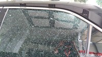 Selain pecah di bagian belakang, mobil ini juga mengalami retak kaca pada bagian samping belakang.