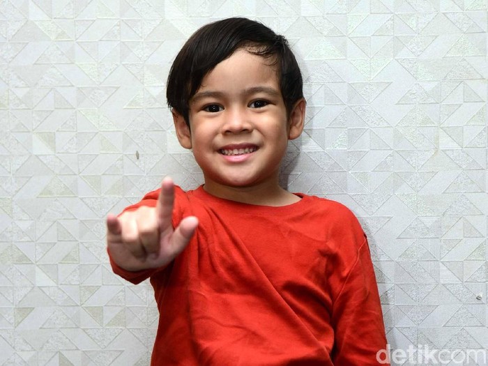 Adhiyat, aktor cilik di film Pengabdi Setan.