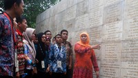 Meski mengenyam pendidikan di luar negeri, Mensos Khofifah tidak lupa untuk mengingatkan para mahasiswa. Dok. Kemensos.