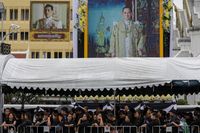 Masyarakat yang menunggu untuk melihat upacara terakhir Raja Rama XI