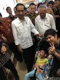 Jokowi Jadi Rebutan Pengunjung Mal Palembang Trade Center