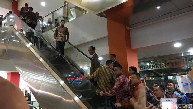 Jokowi memang beberapa kali berkunjung ke berbagai mall, namun itu dilakukan secara spontanitas. 