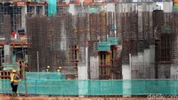 Para pekerja terus mengebut proyek pembangunan rusunawa Pasar Rumput.