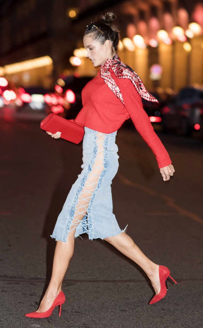 Alessandra Ambrosio membuat tampilan rok denim lebih seksi, khususnya ketika ia menghadap samping. Foto: Ist.