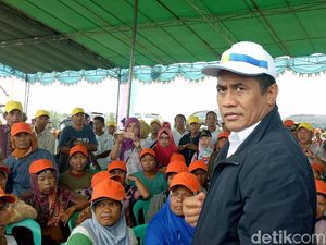 Bareng Petani, Mentan Jajal Mesin Panen Padi di Sumsel