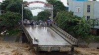 Sejauh ini 37 orang tewas akibat banjir di enam provinsi. Sekitar 40 orang lainnya hilang akibat banjir ini. Upaya pencarian terus dilakukan. Foto: AFP PHOTO/Vietnam News Agency/VIETNAM NEWS AGENCY