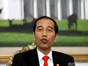 Lantangnya Jokowi Baca Puisi Sumpah Abadi Karya Dee Lestari